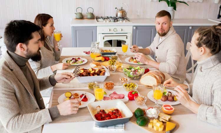 परिवार के साथ खाना खाए